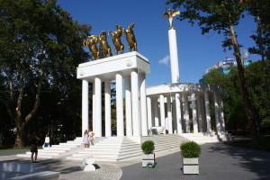 800px-Monument_to_Fallen_heroes_for_Macedonia_(16)